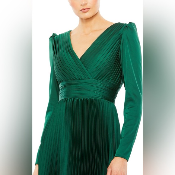 Mac Duggal NWT Pleated Long Sleeve V-Neck Gown Size 8 emerald green Satin Puff - Picture 3 of 7